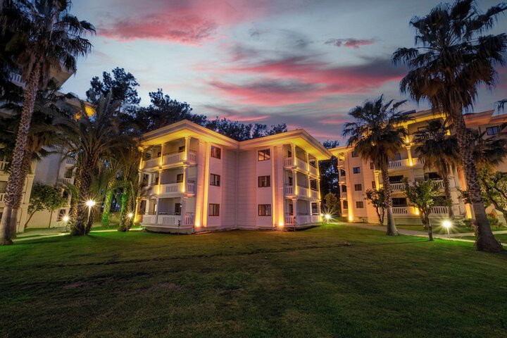 Hotel Exterior 140 of 141