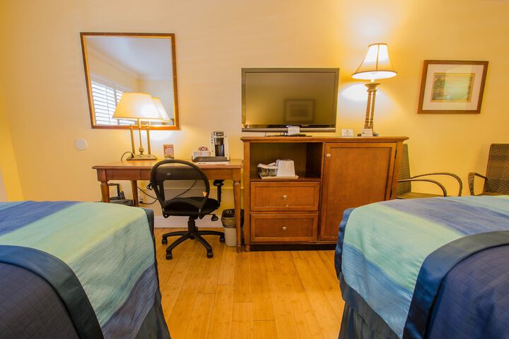 1 Queen Bed (4 of 11)