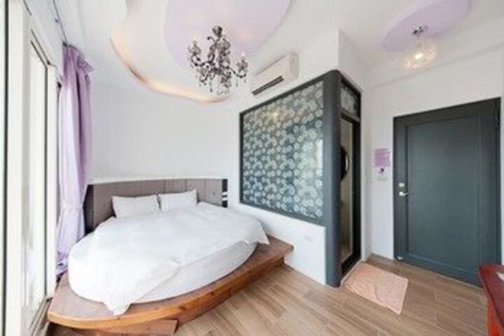 Room 8 of 14