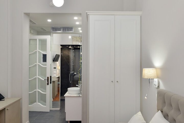 Room 6 of 30