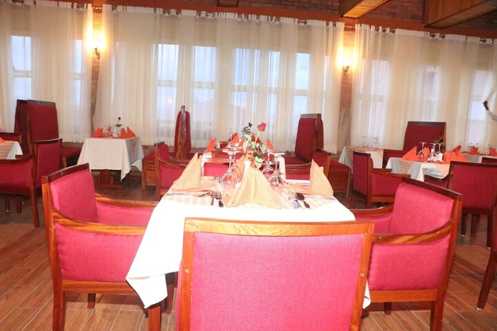Dining 38 of 46