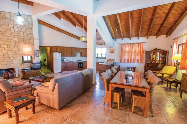 Amazing Home in Laatchi With 3 Bedrooms Outdoor Swimming Pool and Swimming Pool