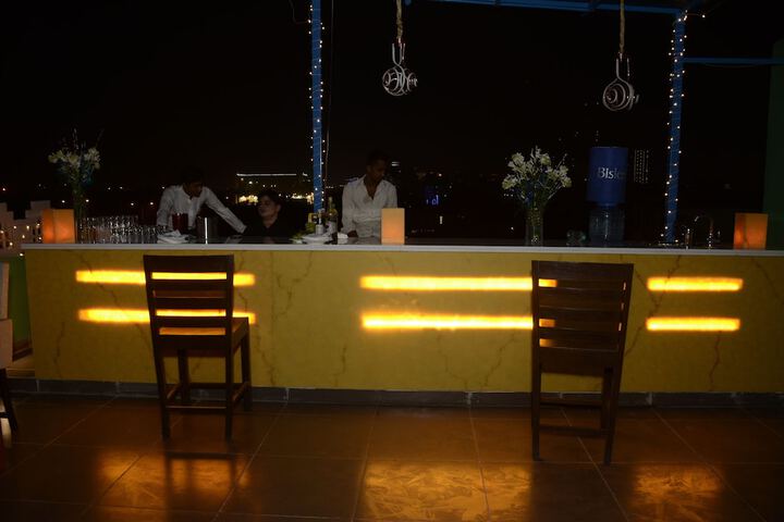 Lounge 83 of 98
