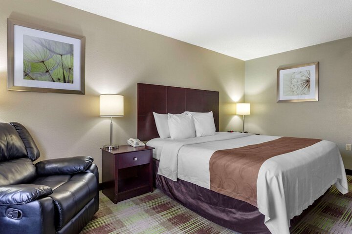 1 King Bed (17 of 17)