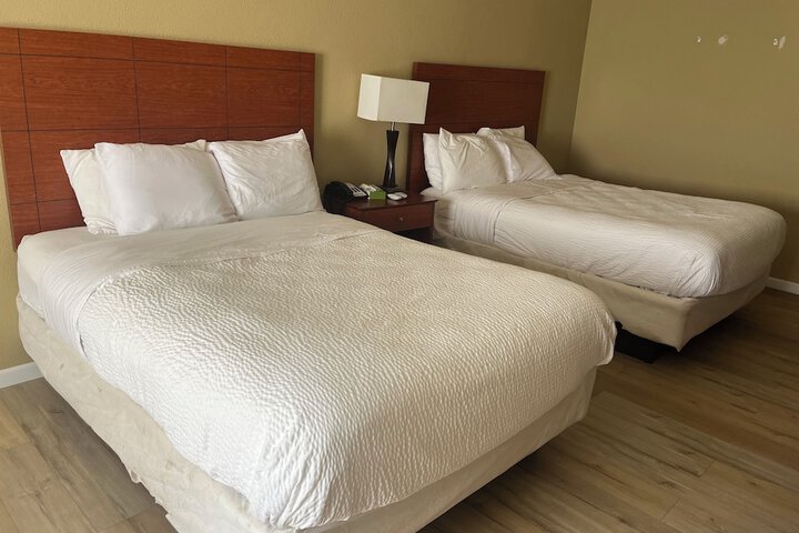 2 Queen Beds (3 of 6)