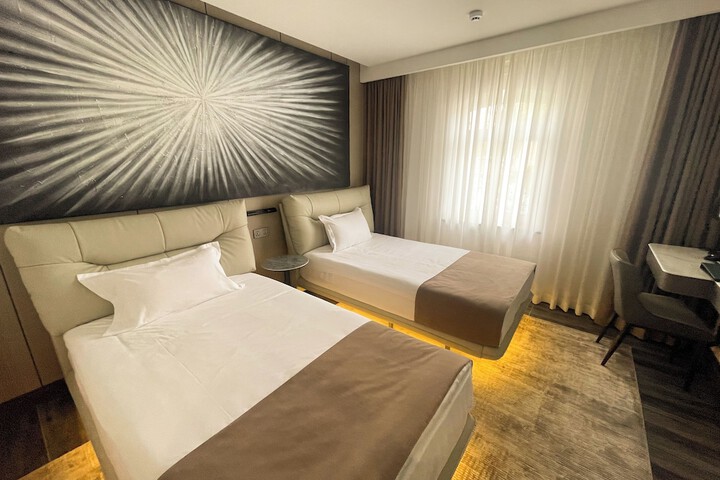 Room 33 of 74