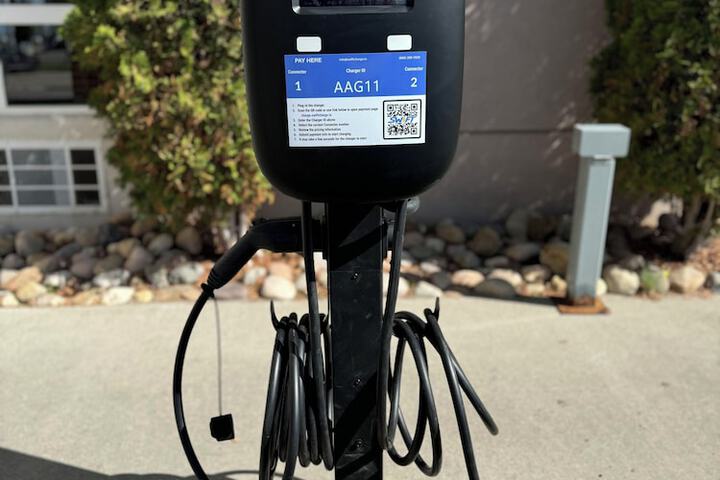 Electric vehicle charging station