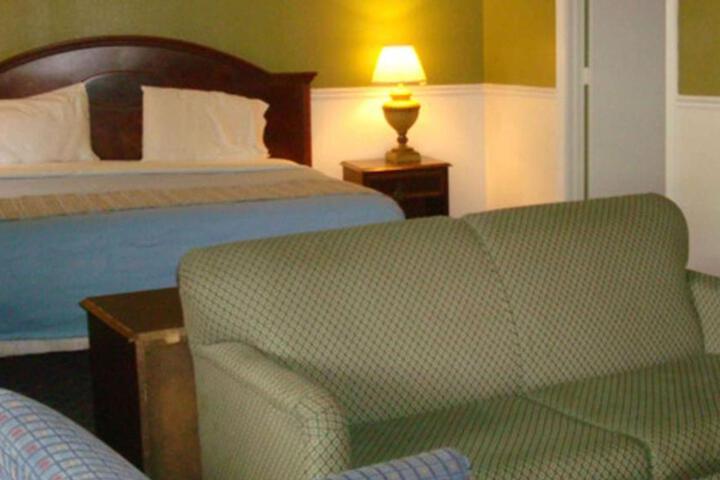 1 Queen Bed (2 of 2)