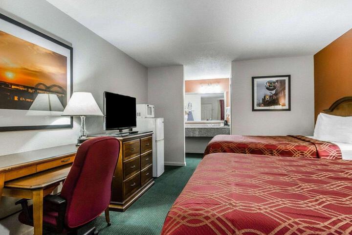1 King Bed (4 of 8)