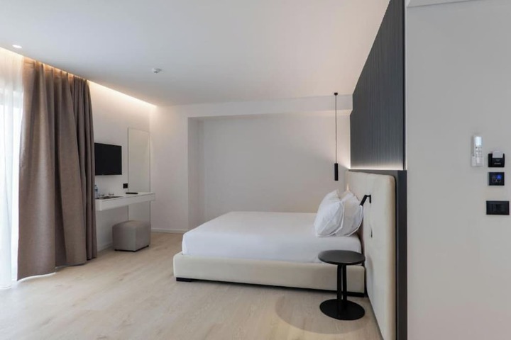 Room 33 of 100