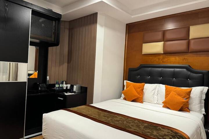 Room 18 of 114