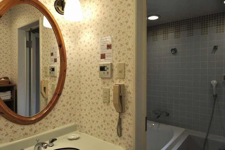 Room 10 of 14