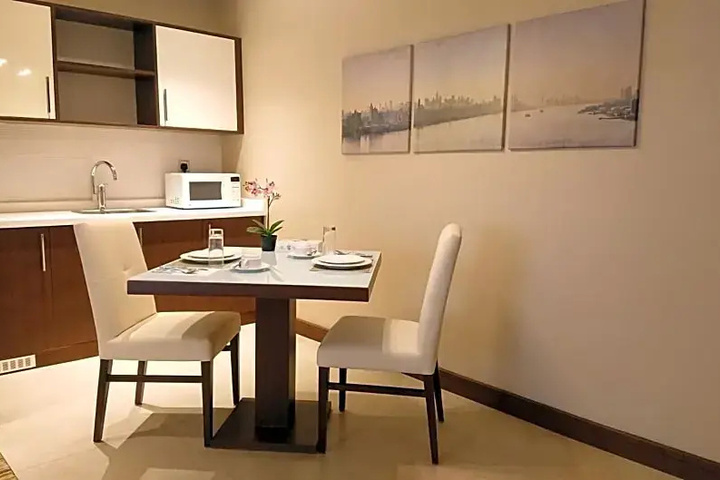 Dining 15 of 17