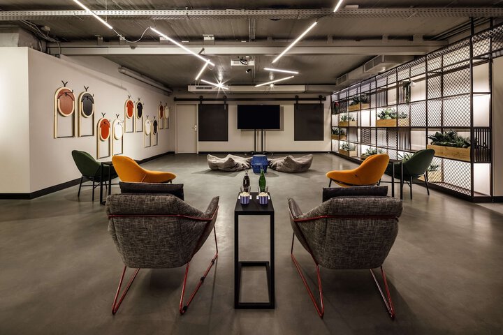 Lounge 67 of 82