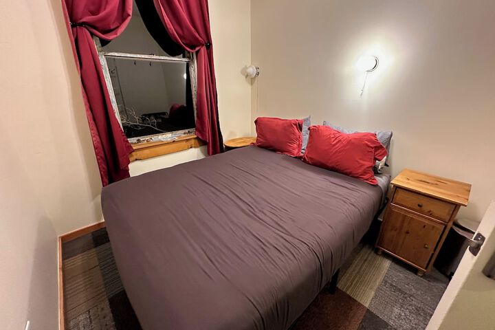 Basic Double Room 1 Queen Bed Shared Bathroom (7 of 14)