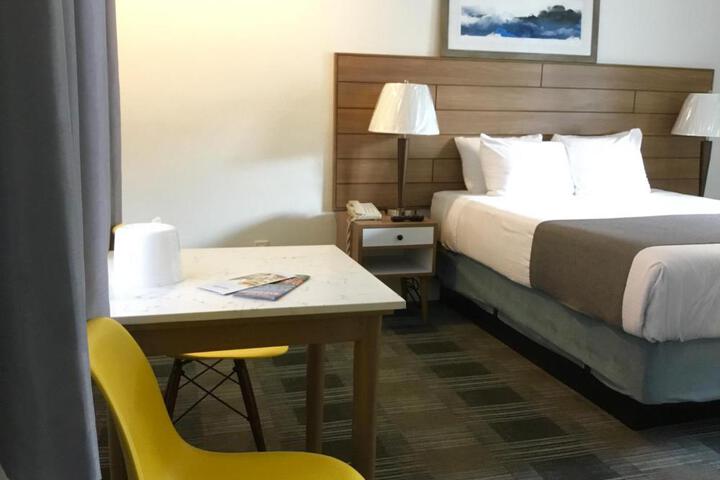 1 Queen Bed (1 of 11)
