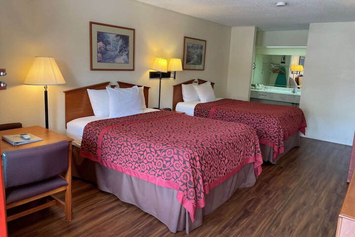 2 Queen Beds (4 of 9)