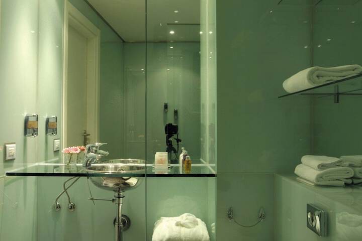 Room 14 of 38