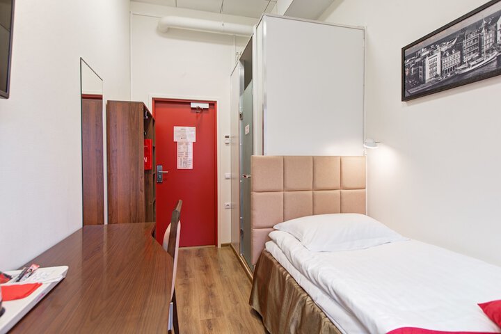 Room 10 of 36