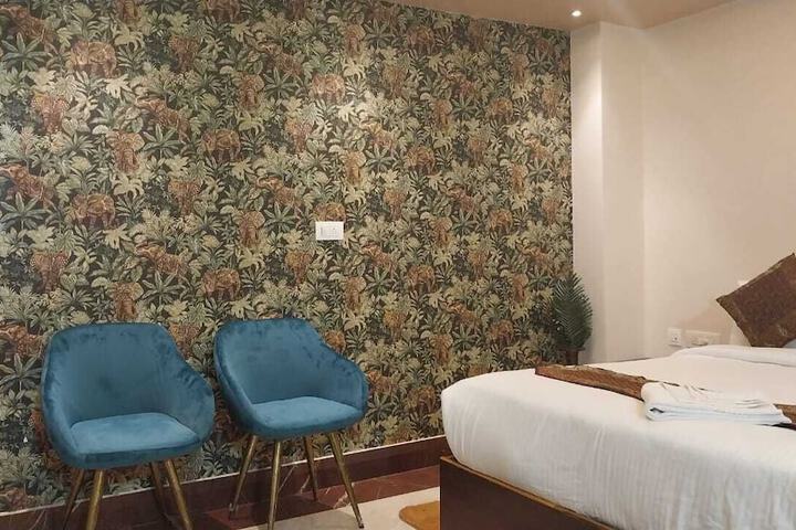 Room 4 of 8