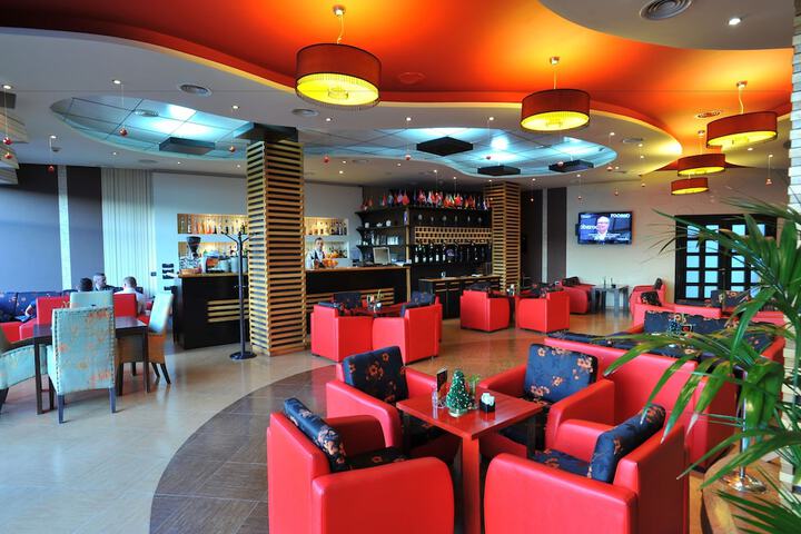 Lounge 73 of 98