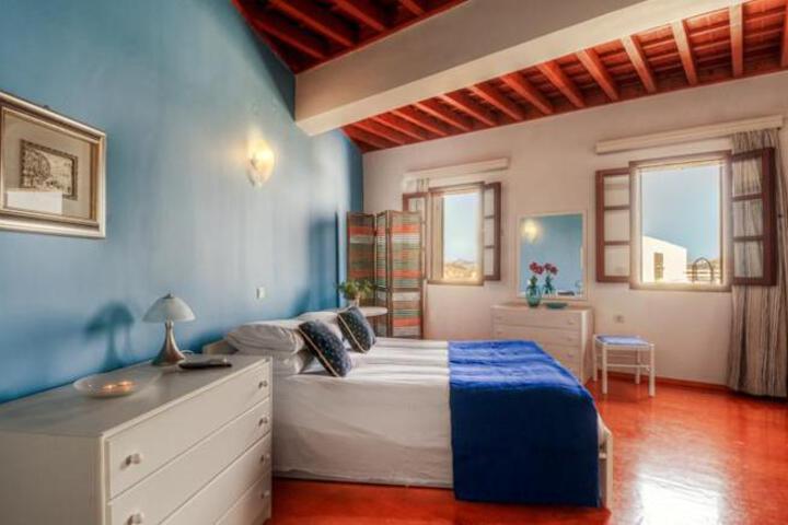 THEA VILLAS & SUITE