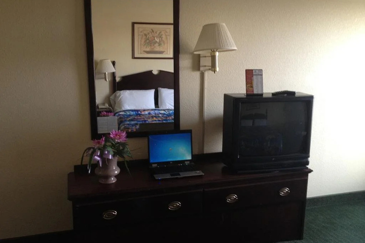 Room 5 of 13