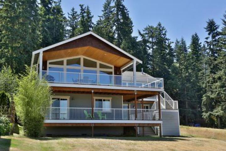 230 Mutiny View Retreat in Austin, WA