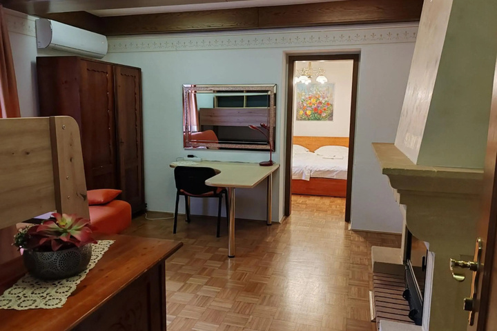 Room 6 of 18