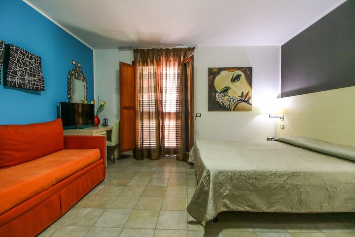 Room 5 of 16