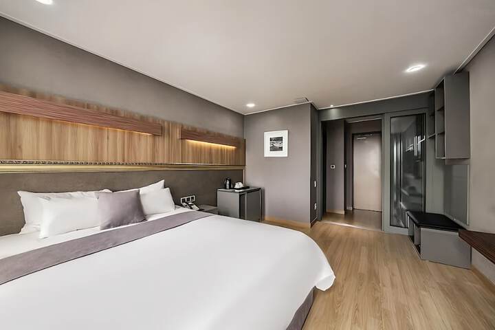Room 11 of 42