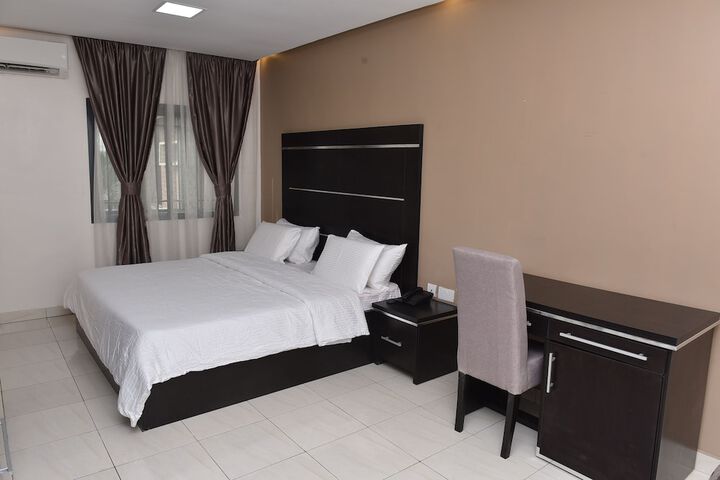 Room 3 of 10