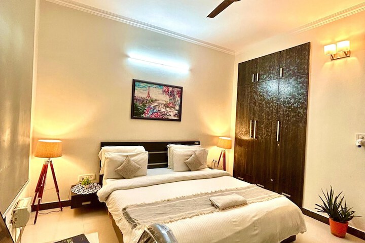 Room 8 of 9