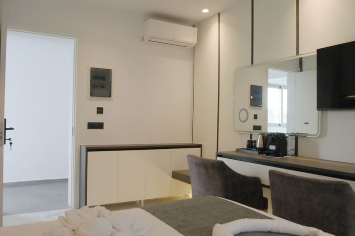 Room 3 of 28