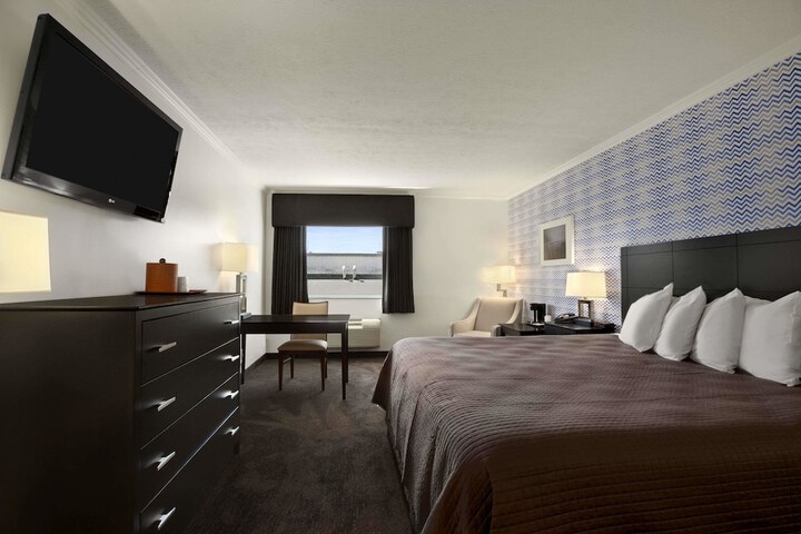 1 King Bed (5 of 5)