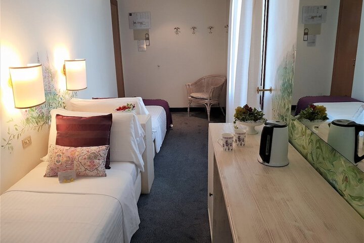 Room 13 of 35