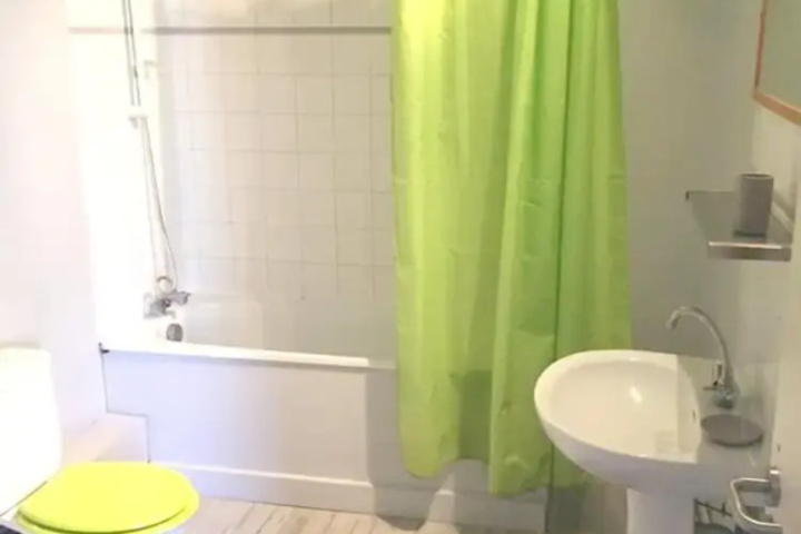 Room 6 of 10