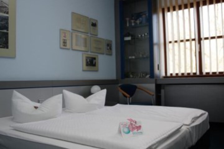 Room 9 of 33