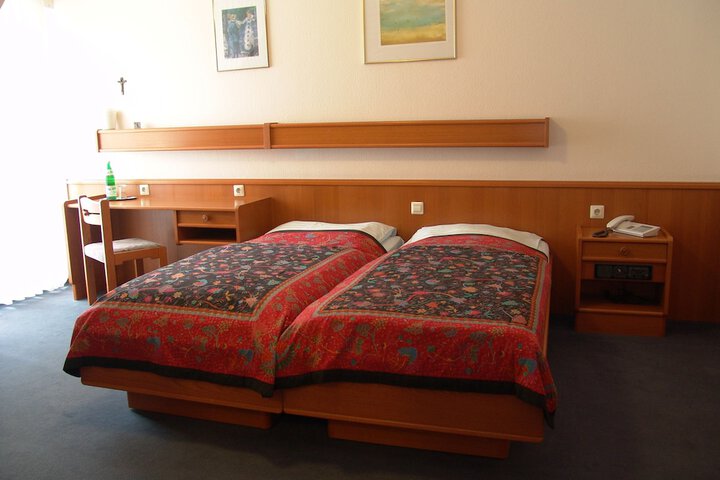 Room 2 of 28