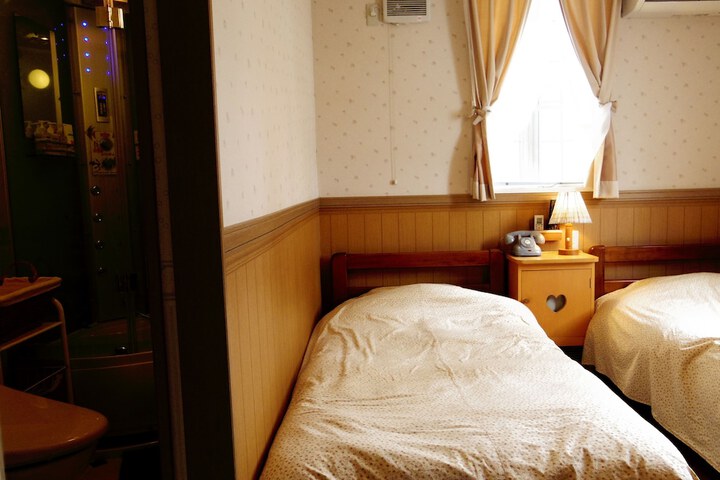 Room 7 of 34