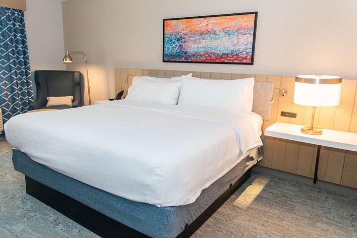 1 King Bed (8 of 16)