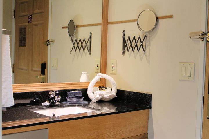1 King Bed Sofa Bed High Speed Internet Accessible Work Desk Coffee Maker Full Breakfast (3 of 25)