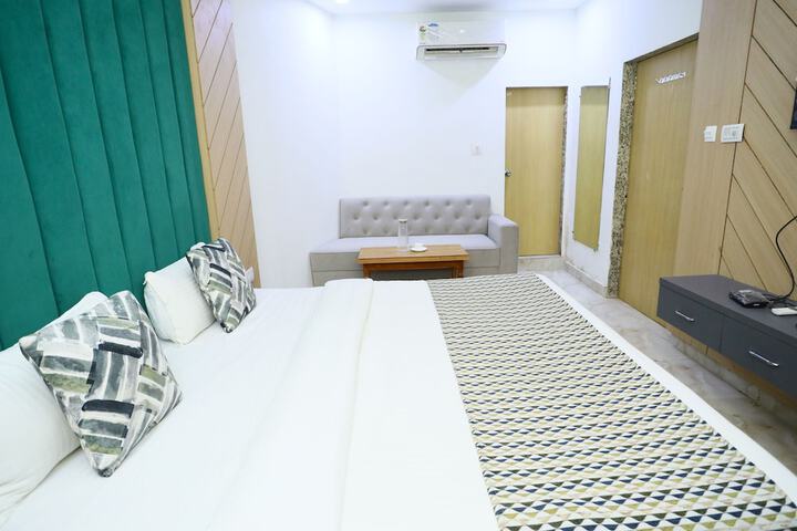 Room 10 of 42
