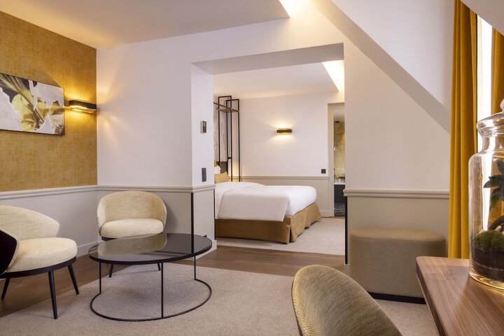 Room 33 of 65