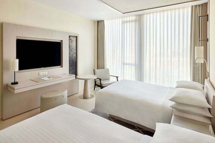 Room 32 of 102