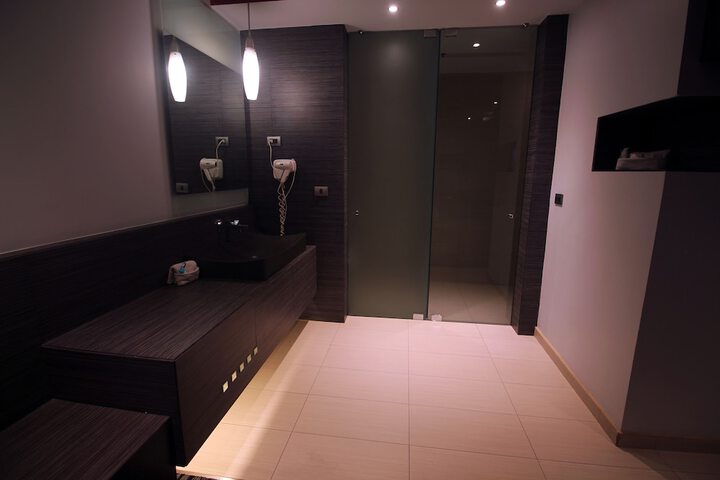 Room 25 of 42