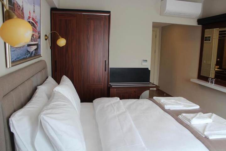 Room 11 of 25