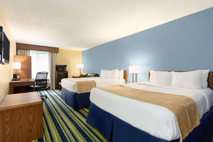 1 Queen Bed (8 of 14)