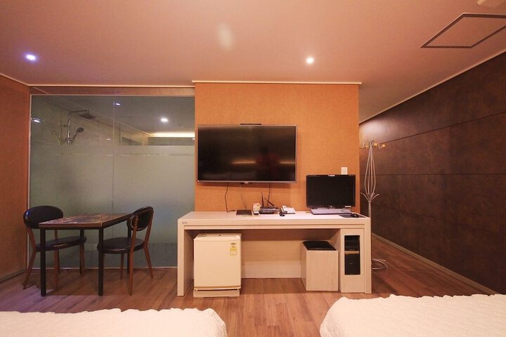 Room 37 of 59