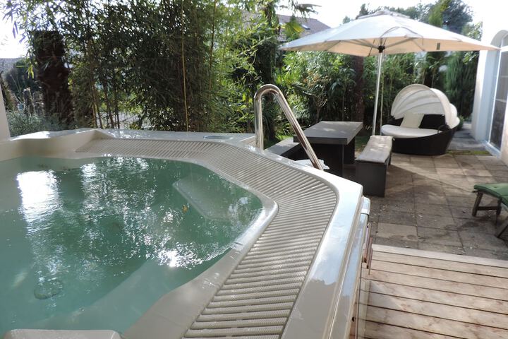 Jetted tub